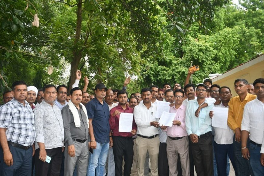 Kanpur News: सिचाई विभाग कर्मचारी ने किया विरोध प्रदर्शन सौंपा ज्ञापन। 