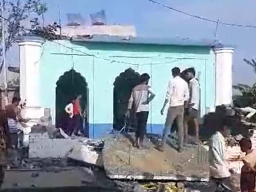 महाराजगंज में मुस्लिमों ने खुद ध्वस्त की अवैध मस्जिद, प्रशासन की कार्रवाई से पहले लिया फैसला