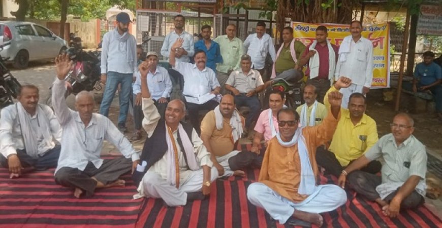 Hathras News: रजिस्ट्री ऑफिस के निजीकरण के विरोध में अधिवक्ताओं, दस्तावेज लेखकों व स्टांप वेंडरों का धरना प्रदर्शन जारी।