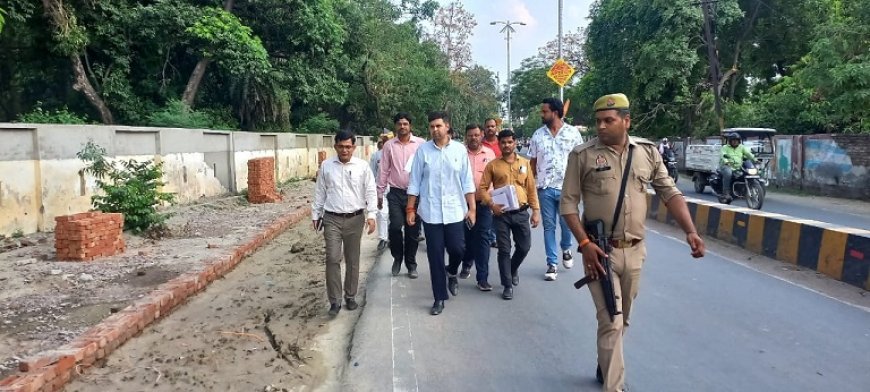 Hardoi News: जिलाधिकारी ने किया कलेक्ट्रेट परिसर के बाहर व अंदर चल रहे निर्माण का औचक निरीक्षण। 