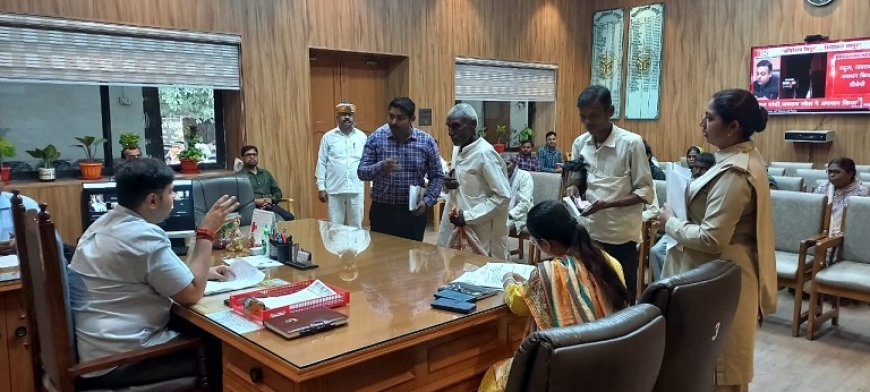 Hardoi News: जन सुनवाई में जिलाधिकारी अनुनय झा ने सुनीं जनता की समस्याएं, त्वरित निस्तारण के दिए निर्देश। 