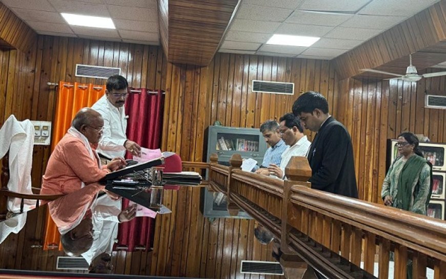 Lucknow News: अध्यक्ष राजेश वर्मा ने आयोग कार्यालय में जनसुनवाई कर समस्याओं का निस्तारण किया, गैरहाजिर अधिकारियों पर जताई नाराजगी। 