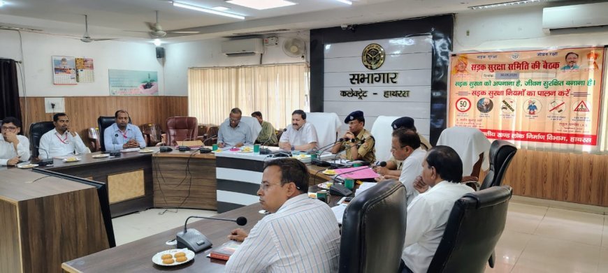 Hathras News: अनाधिकृत वाहनों के विरुद्ध कार्रवाई करने के जिलाधिकारी ने दिए निर्देश