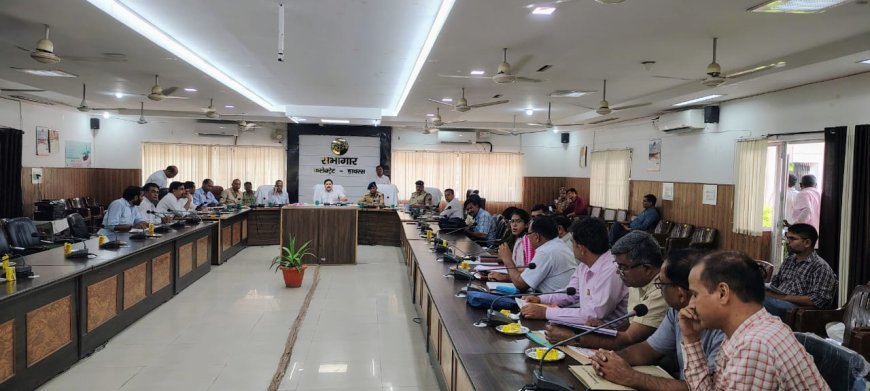 Hathras News: बी0एड0 संयुक्त प्रवेश परीक्षा को लेकर जिलाधिकारी ने की बैठक