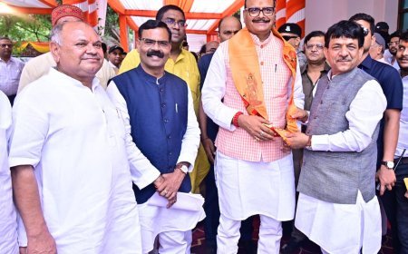 Lucknow News: बड़े मंगल पर मंत्री कपिल देव अग्रवाल ने किया भंडारे का आयोजन, केशव प्रसाद मौर्य एवं ब्रजेश पाठक सहित कई नेता पहुंचे