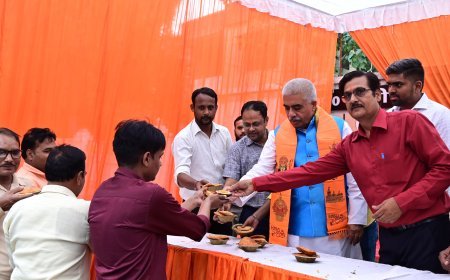 Lucknow News: बड़े मंगल पर खादी ग्रामोद्योग बोर्ड मुख्यालय में आयोजित हुआ भव्य भंडारा, मंत्री राकेश सचान ने किया प्रसाद वितरण