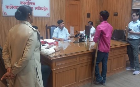 Hardoi News: जन सुनवाई में जिलाधिकारी का सराहनीय कदम: 40 बुजुर्गों के बने आयुष्मान कार्ड, पेंशन के लिए त्वरित कार्रवाई। 