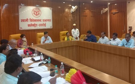 Hardoi News: जिलाधिकारी की अध्यक्षता में हुई उद्योग व व्यापार बंधु की बैठक। 