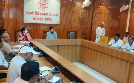 Hardoi News: निर्माण कार्यों की समीक्षा बैठक, जिलाधिकारी ने दिए कड़े निर्देश।