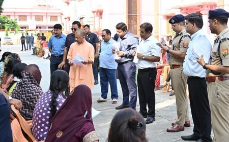 Gorakhpur News: मुख्यमंत्री योगी आदित्यनाथ ने जनता दर्शन में 200 लोगों की सुनीं समस्याएं, अधिकारियों को त्वरित कार्रवाई के निर्देश। 