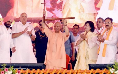 Lucknow News: CM ने औरैया में मक्का किसानों से किया संवाद, बोले- यूपी पुलिस में चयनित 60 हजार से अधिक युवाओं को 15 जून को गृह मंत्री के हाथों दिए जाएंगे नियुक्ति पत्र