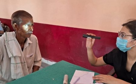 Hardoi News: रेड क्रॉस सोसाइटी के निःशुल्क नेत्र चिकित्सा शिविर में नेत्र रोगियों का हुआ परीक्षण। 