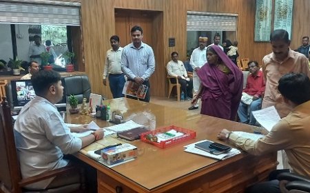 Hardoi News: जन सुनवाई- जिलाधिकारी ने मौके पर ही बड़ी संख्या में शिकायतों का किया निस्तारण। 