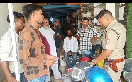 Bajpur News: केजीएम फॉम शोरूम में चोरों ने ढाई लाख की नगदी उडाई। 