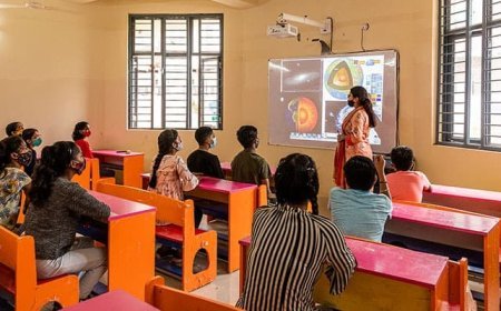 यूपी के नगरीय स्कूलों के स्मार्ट क्लास रूम ला रहे हैं शिक्षा क्षेत्र में डिजिटल क्रांति, 324.56 करोड़ रूपये से प्रदेश में बना रहा हैं 2,700 स्मार्ट क्लास रूम। 