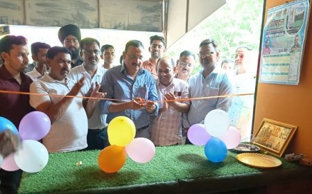 Hardoi News: श्री बालाजी इंटरप्राइजेज का फीता काटकर जी एम विनय सिंह चौहान ने किया शुभारंभ। 