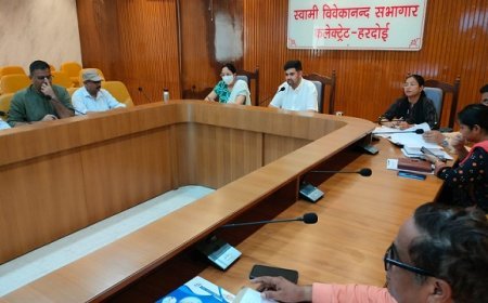 Hardoi News: जिलाधिकारी की अध्यक्षता में हुई जन सुनवाई समाधान प्रणाली के सम्बन्ध में बैठक। 