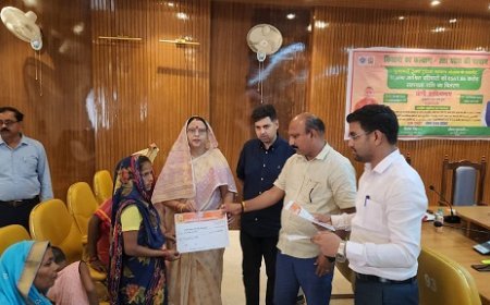 मुख्यमंत्री कृषक दुर्घटना कल्याण योजना: जिला पंचायत अध्यक्ष ने किसान परिवारों को प्रदान की सहायता राशि। 