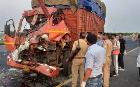 Ballia News: बलिया में अनियंत्रित डीसीएम डंपर ने मचाई तबाही, दो की मौत, एक दर्जन से अधिक घायल