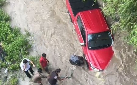 अजब गजब:  सोलन में स्टंटबाजी की सनक ने नदी में फंसाई 30 लाख की टोयोटा हिलक्स, JCB से निकाली गई कार। 