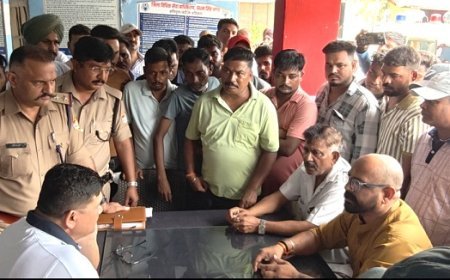 Bazpur News: लेखा लिपिक से अभद्रता करने पर कर्मचारी भड़के कोतवाली में हंगामा। 