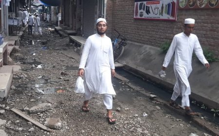 Deoband News : धीमी गति से चल रहा सड़क का काम, दुकानदार परेशान, लोगों को घरों में आने जाने में भी हो रही परेशानी