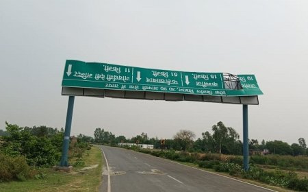 Hardoi News: जिले की सीमा पर लगा दूरी बताने वाला बोर्ड आंधी में हुआ उल्टा, नहीं पड़ी किसी जिम्मेदार की नजर। 