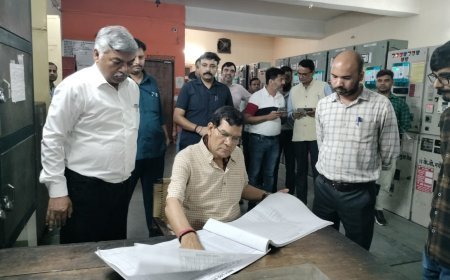 Lucknow News : ऊर्जा मंत्री ए.के. शर्मा ने विधानसभा मार्ग स्थित टोल फ्री नंo 1912 की व्यवस्था का किया औचक निरीक्षण, 1912 में आयी शिकायतों का समाधान कराने का लिया फीडबैक