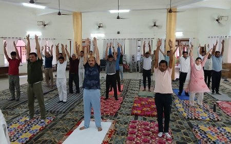 Hardoi News: न्यायालय परिसर के सभागार में मनाया गया अन्तर्राष्ट्रीय योग दिवस। 