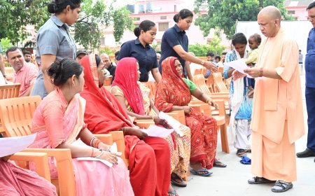 Gorakhpur News : जनता दर्शन में सीएम योगी ने सुनीं करीब 200 लोगों की समस्याएं, निस्तारण के लिए अफसरों को दिए निर्देश, कहा- समस्या का समाधान होगा, सबको न्याय मिलेगा