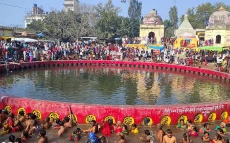 Sitapur News: नैमिषारण्य तीर्थ क्षेत्र में आषाढ़ माह की अमावस्या पर हज़ारो की संख्या मै श्रद्धालूओं ने लगाई आस्था की डुबकी।         