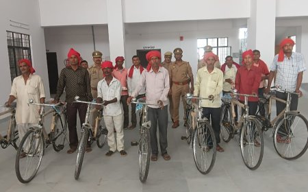 Hardoi News: पुलिस अधीक्षक के निर्देश पर सवायजपुर और शाहाबाद में ग्राम प्रहरियों को साइकिल वितरित