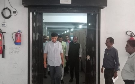 Hardoi News: ईवीएम वेयरहाउस व्यवस्थाओं का जिलाधिकारी ने लिया जायजा, दिए साफ-सफाई के निर्देश। 