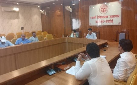 Hardoi News: जिलाधिकारी ने की करोड़ों की परियोजनाओं की समीक्षा, समयबद्धता और गुणवत्ता पर जोर। 