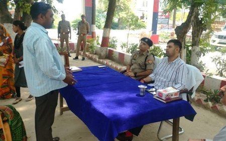 Hardoi News: थाना समाधान दिवस- जिलाधिकारी और पुलिस अधीक्षक ने सुनीं जनता की समस्याएं, त्वरित निस्तारण के दिए निर्देश। 