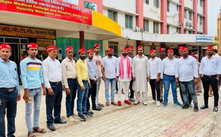 Hardoi News: मुलायम सिंह यूथ ब्रिगेड ने अनीस राजा के जन्मदिन पर अस्पताल में बांटे फल-दूध, सपा की विचारधारा को दोहराया। 