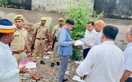 Hardoi News: जिलाधिकारी ने नघेटा में किता बैनामा का किया स्थल निरीक्षण, लेखपत्र में भिन्नता पर मांगी आख्या। 