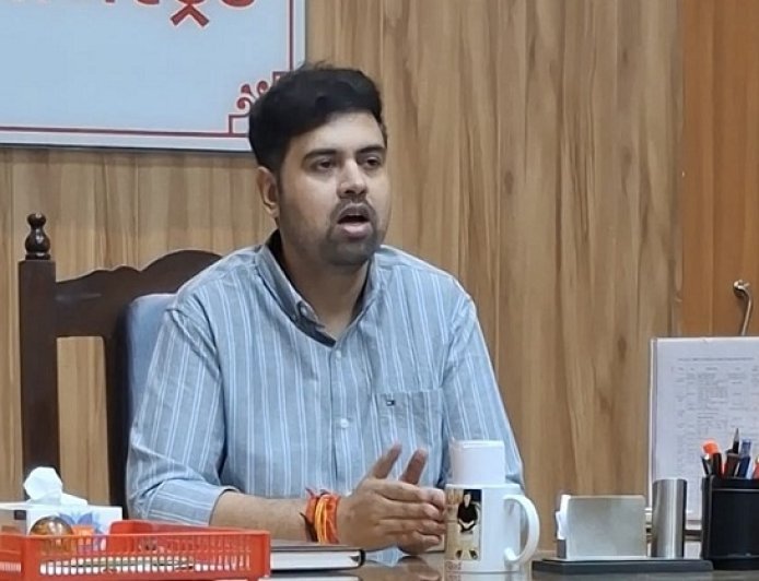 Hardoi: मुख्यमंत्री शिक्षक कैशलेस चिकित्सा योजना का शुभारम्भ एवं डीबीटी वितरण कार्यक्रम 08 जुलाई को - जिलाधिकारी