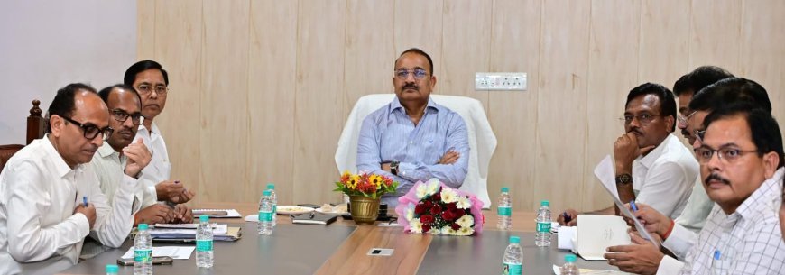 Lucknow News: उद्यान मंत्री दिनेश प्रताप सिंह की अध्यक्षता में अर्थव्यवस्था को वन ट्रिलियन डॉलर इकोनॉमी के स्तर पर पहुंचाने हेतु उद्यान विभाग की समीक्षा बैठक