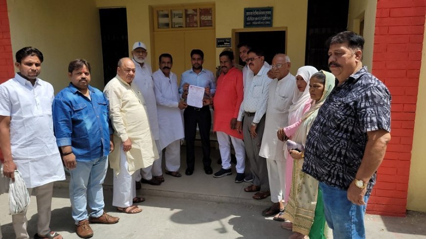 Deoband News: नगर देवबंद में बढ़ते अतिक्रमण को लेकर उत्तर प्रदेश जनकल्याण मंच सेवा ट्रस्ट ने पुलिस क्षेत्राधिकारी को सौंपा ज्ञापन। 