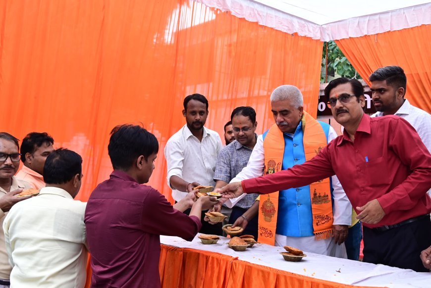 Lucknow News: बड़े मंगल पर खादी ग्रामोद्योग बोर्ड मुख्यालय में आयोजित हुआ भव्य भंडारा, मंत्री राकेश सचान ने किया प्रसाद वितरण