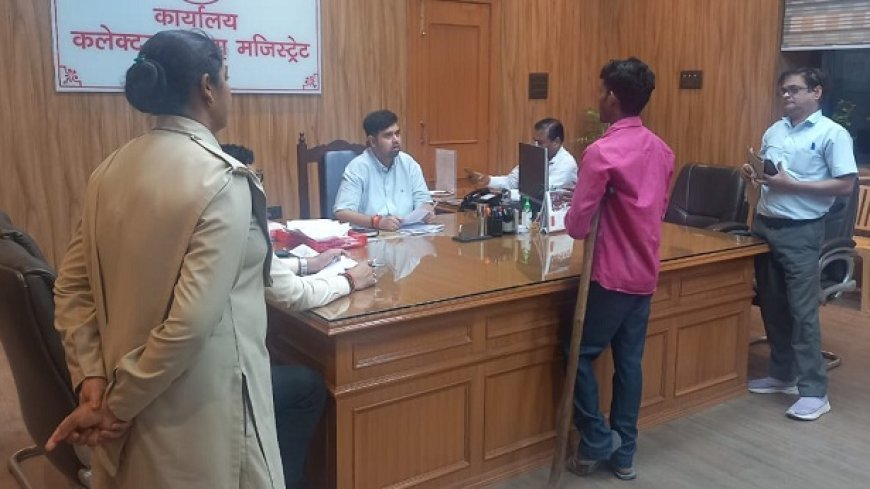 Hardoi News: जन सुनवाई में जिलाधिकारी का सराहनीय कदम: 40 बुजुर्गों के बने आयुष्मान कार्ड, पेंशन के लिए त्वरित कार्रवाई। 