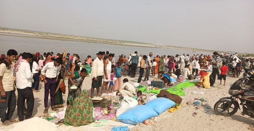 Hardoi News: गंगा दशहरा पर भक्तों ने किया गंगा स्नान, लिया मां गंगा का आशीर्वाद।