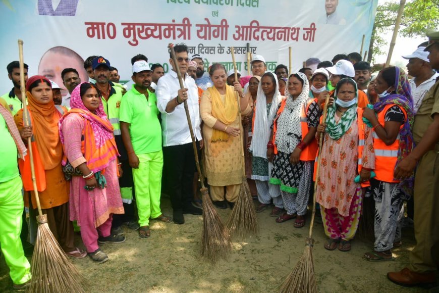 Lucknow News: विश्व पर्यावरण दिवस पर नगर विकास मंत्री ए0के0 शर्मा ने गोमती नदी घाट की सफाई की, मंत्री ने 06 कूड़ा उठान गाड़ियों को हरी झंडी दिखाकर किया रवाना, आठ किलोमीटर लंबी जलधारा की सफाई