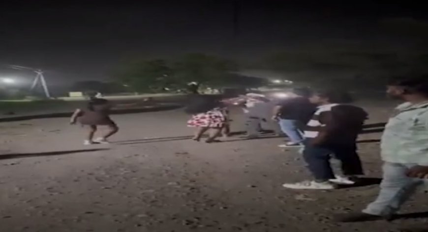 Trending: युवक-युवतियों की मारपीट का वायरल वीडियो, महिला सुरक्षा पर सवाल, रायपुर में जन्मदिन पार्टी के बाद सड़क पर बवाल। 