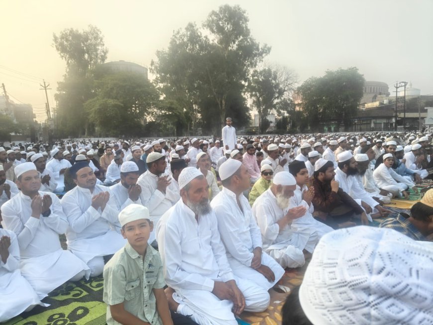 Deoband News : अकीदत के साथ मनाया गया ईद-उल-फितर का त्योहार, लोगों ने एक दूसरे को गले लगाकर दी ईद की मुबारकबाद, एसपी देहात रहे मौजूद, सुरक्षा व्यवस्था चाक चौबंद