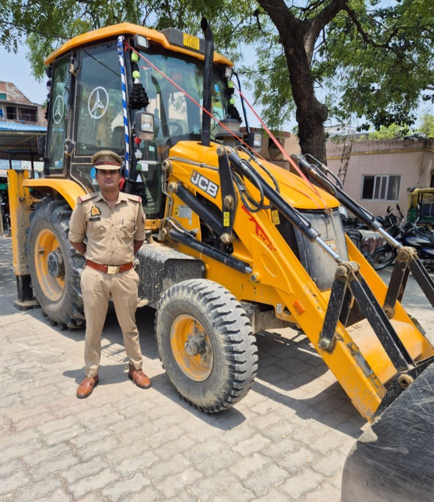 Hardoi News: तिलोईया खुर्द में अवैध मिट्टी खनन पर पुलिस की कार्रवाई, जेसीबी सीज, आरोपियों की तलाश जारी