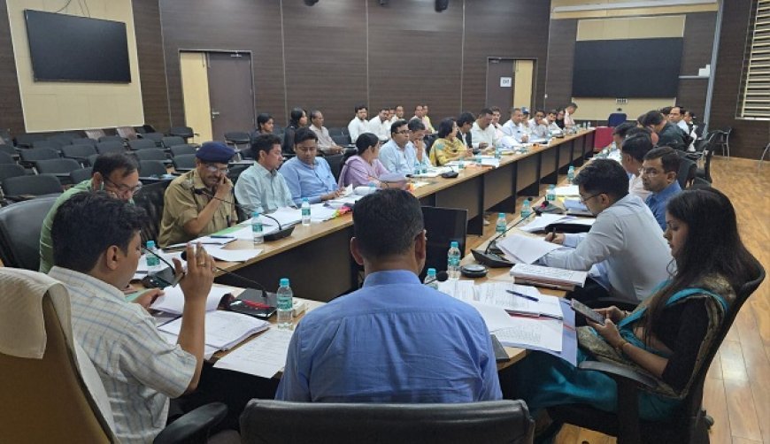 Udham Singh Nagar News: जिलाधिकारी उधम सिंह नगर ने जिला सभागार में मासिक स्टाफ बैठक ली। 