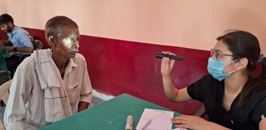 Hardoi News: रेड क्रॉस सोसाइटी के निःशुल्क नेत्र चिकित्सा शिविर में नेत्र रोगियों का हुआ परीक्षण। 