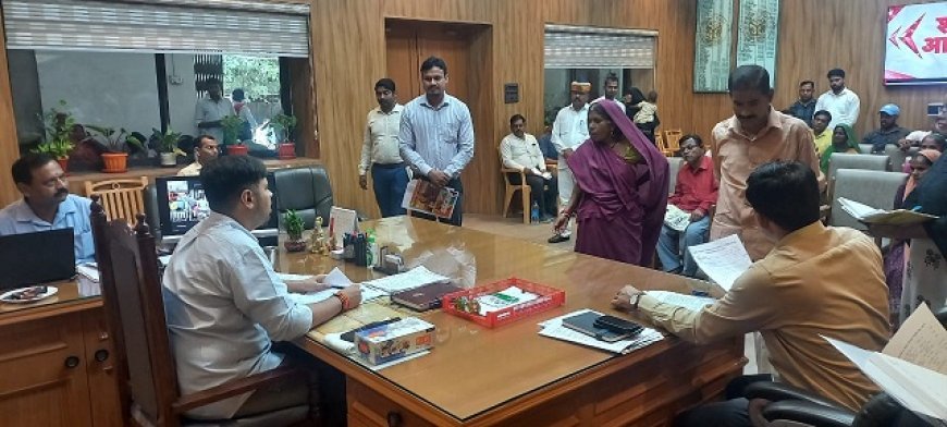 Hardoi News: जन सुनवाई- जिलाधिकारी ने मौके पर ही बड़ी संख्या में शिकायतों का किया निस्तारण। 